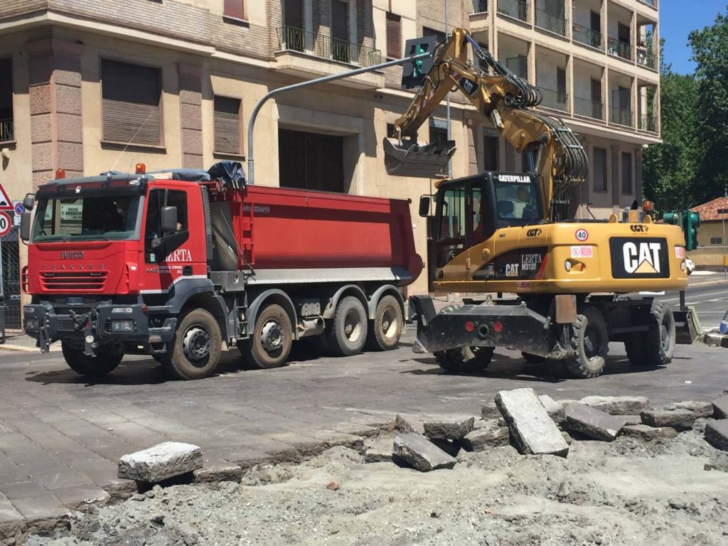 Demolizione pavimento stardale - Lerta - Impresa edile di costruzioni civili e residenziali