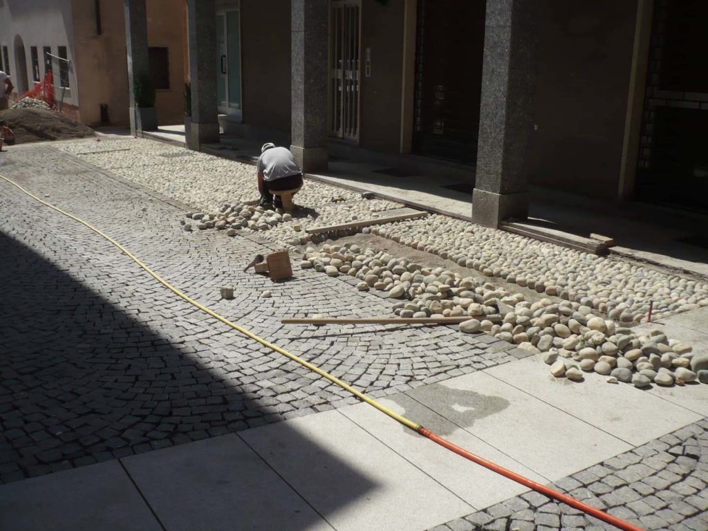 Riqualifica urbana con pavimentazione porfido e ciottoli fiume 2 - Lerta - Impresa edile di costruzioni civili e residenziali